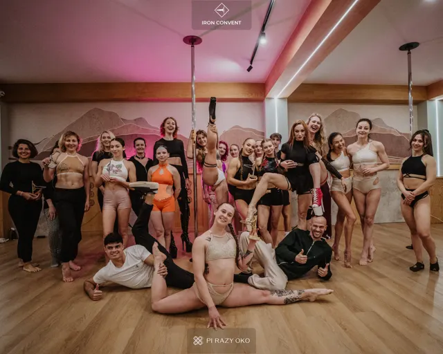 Group photo of participants — Iron Convent Queen Edition 5